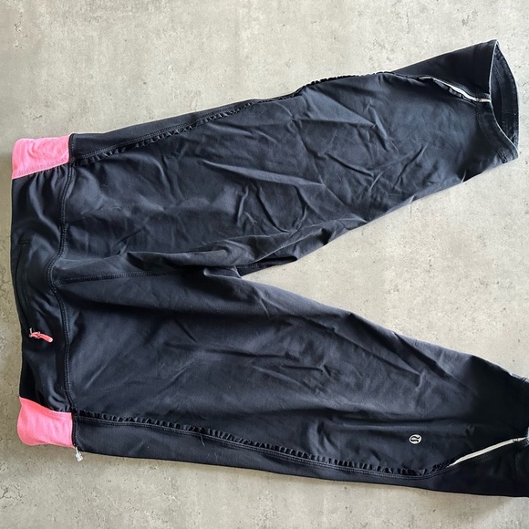 Lululemon Pink and Black Athletic Leggings with Stretchy Fabric - Picture 5 of 9